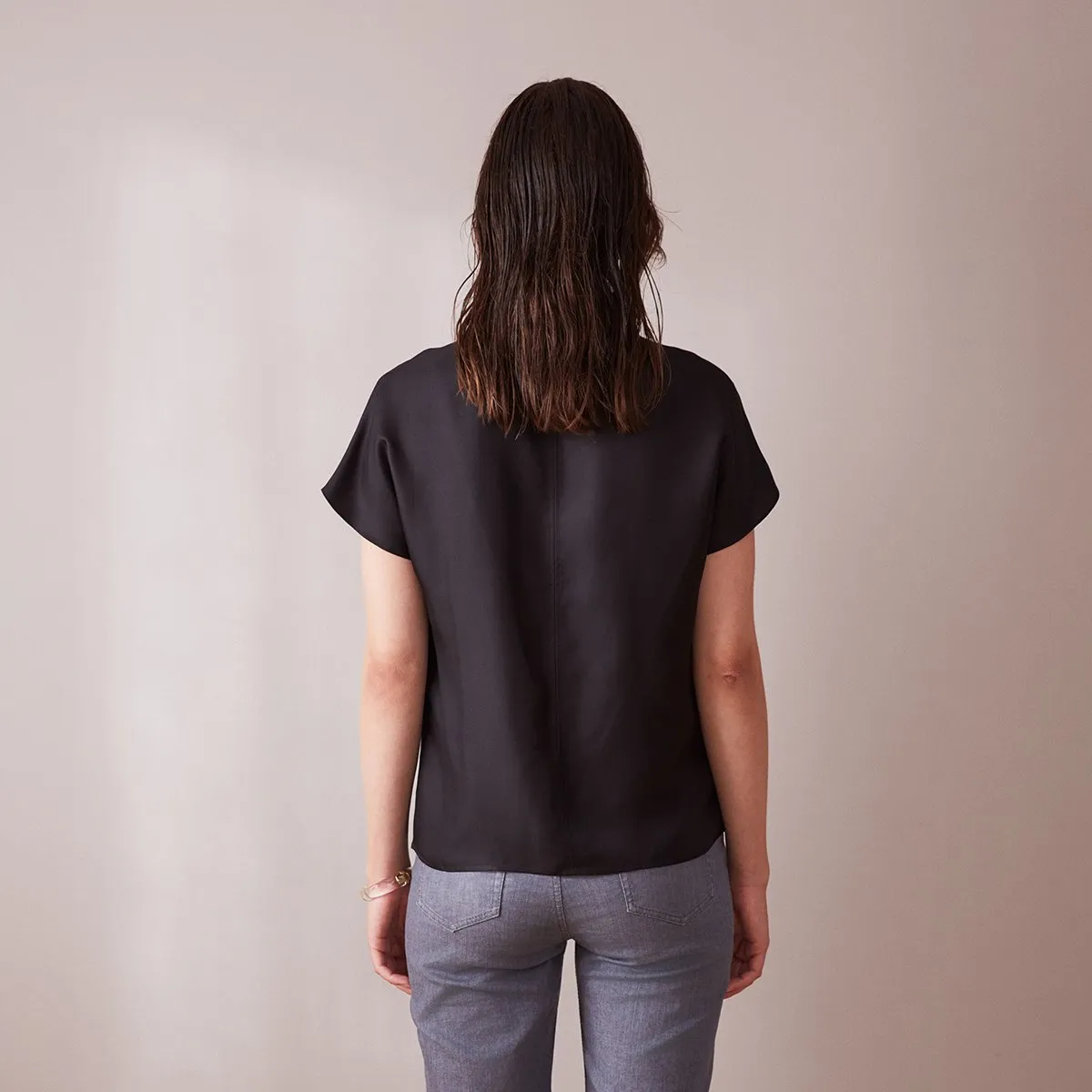 V-Neck Silk Tee Black